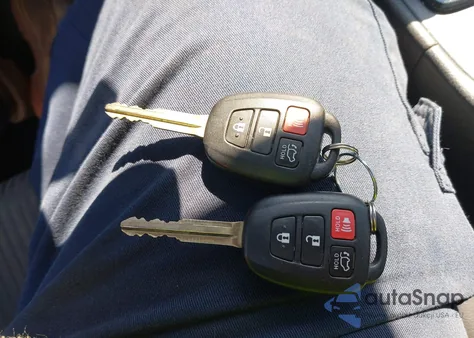 2018 Toyota Highlander Le Plus z USA, uszkodzony, nr VIN 5TDZZRFH8JS253337